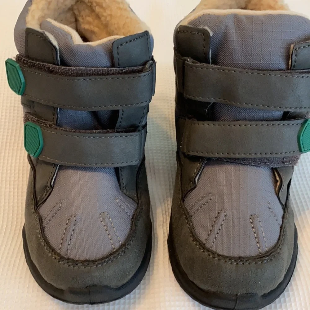 Carter’s kids Boots Dunes size 11 gray and green